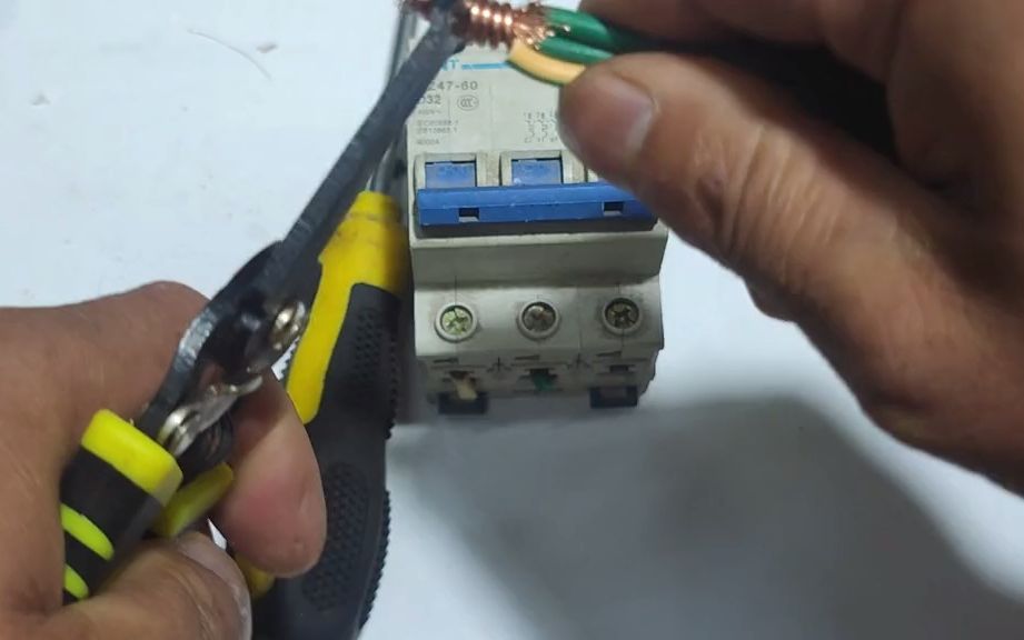 老電工揭秘 開關接線常見誤區，兩根軟線與一根硬線如何正確連接